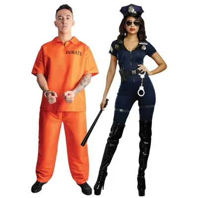 Trajes de policía y pareja de recluso